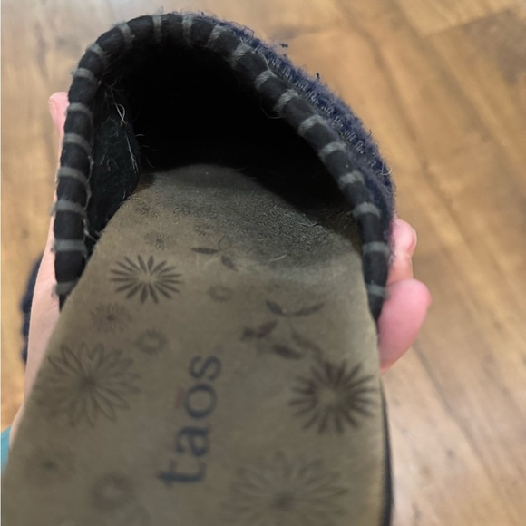 Taos Knit Patterned Slip ons size 7 - Picture 6 of 8